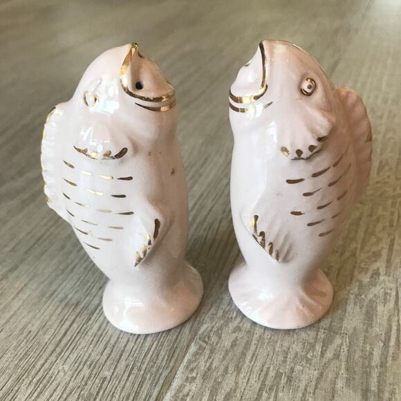 Unbranded Other - Salt and Pepper Shaker Set Fish Pink with Gold Trim Vintage Made in England Rare